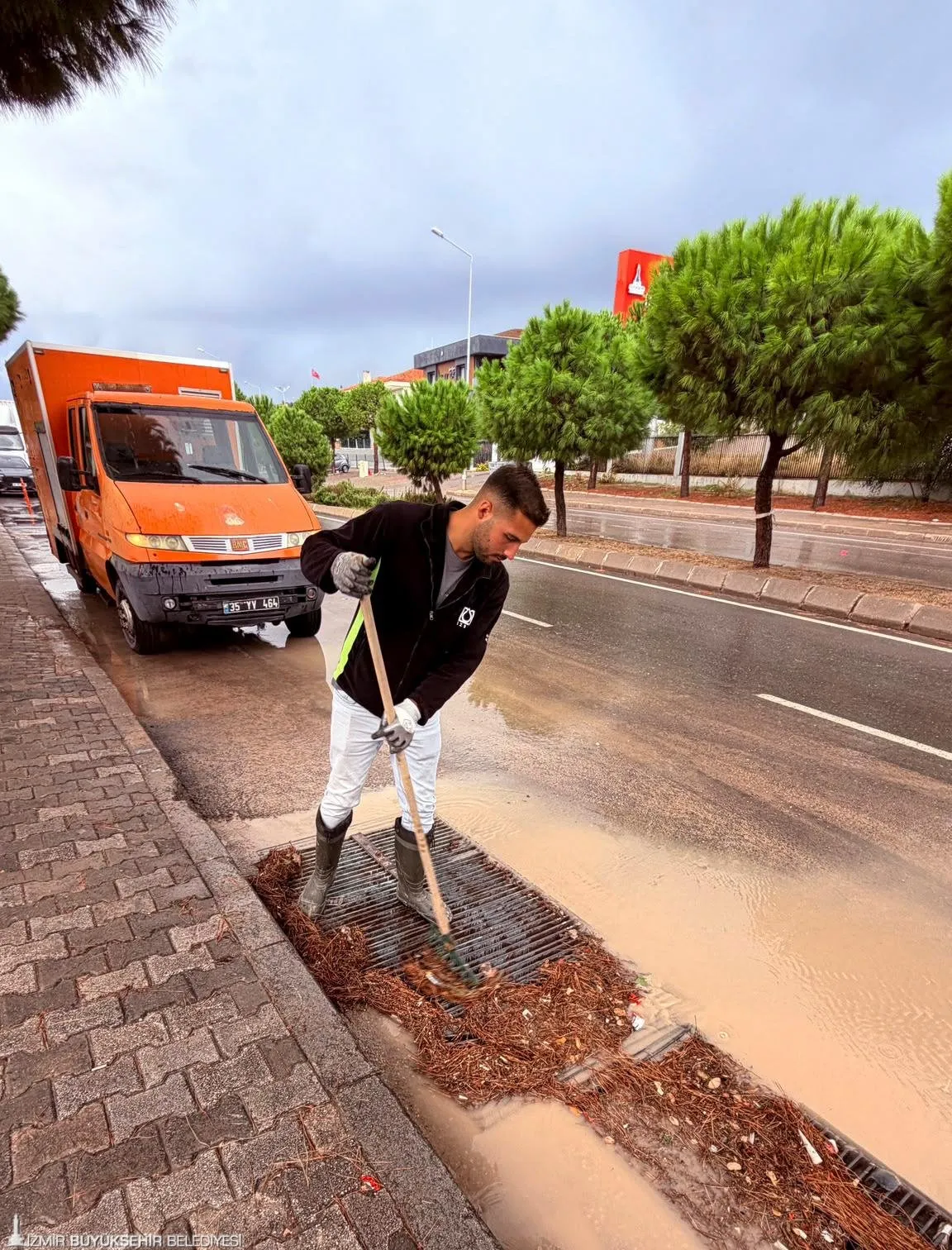 Yağışlar sonrası olası baskınları önlemek amacıyla kent merkezinde 242, Yarımada, Küçük Menderes ve kuzey ilçelerinde ise 423 olmak üzere toplam 665 personel görevlendirildi.