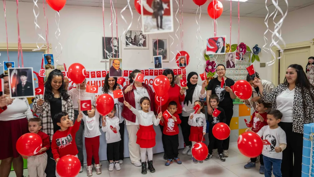Bornova'da Cumhuriyet Bayramı coşkusu çocuklarla başladı