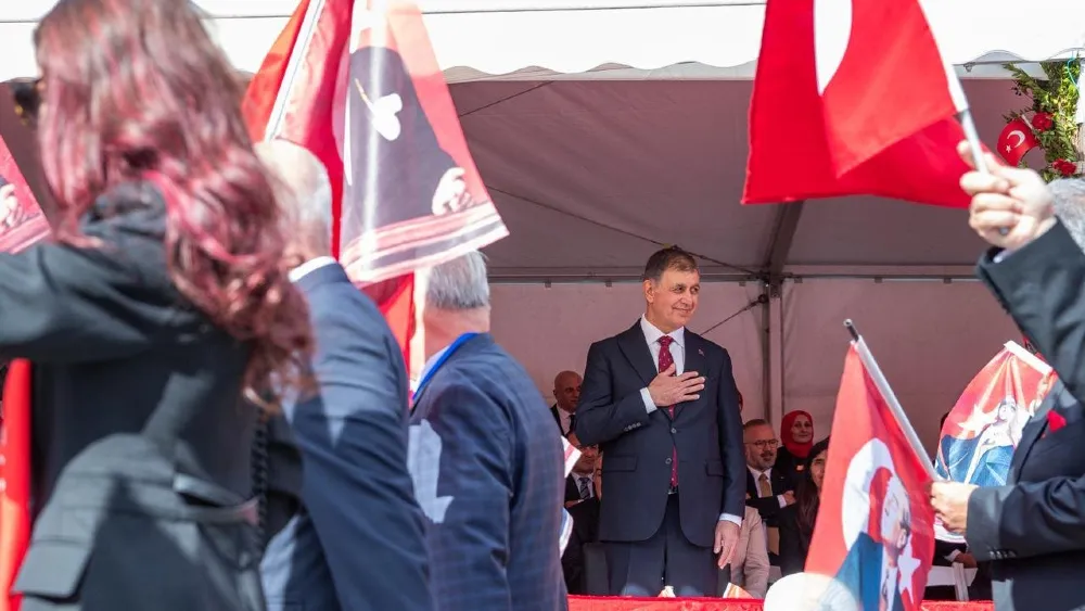 İzmir’de Cumhuriyet coşkusu meydanlara sığmadı
