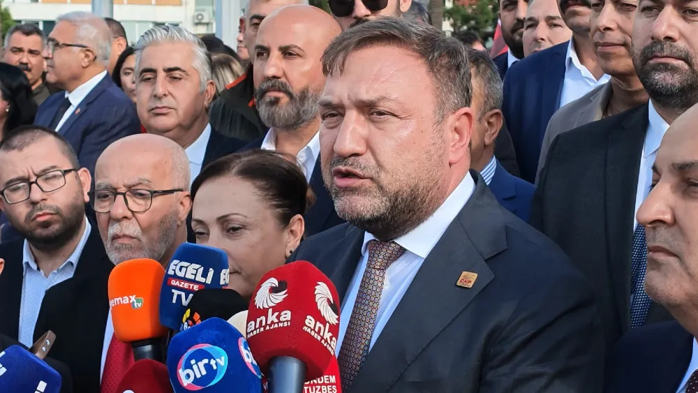 CHP İl Başkanı Gümrükçü’den Ata’ya çelenk: Başlar dik, alın açık, yüzler ak. Koşuyoruz sonsuza, omuzlarda al bayrak