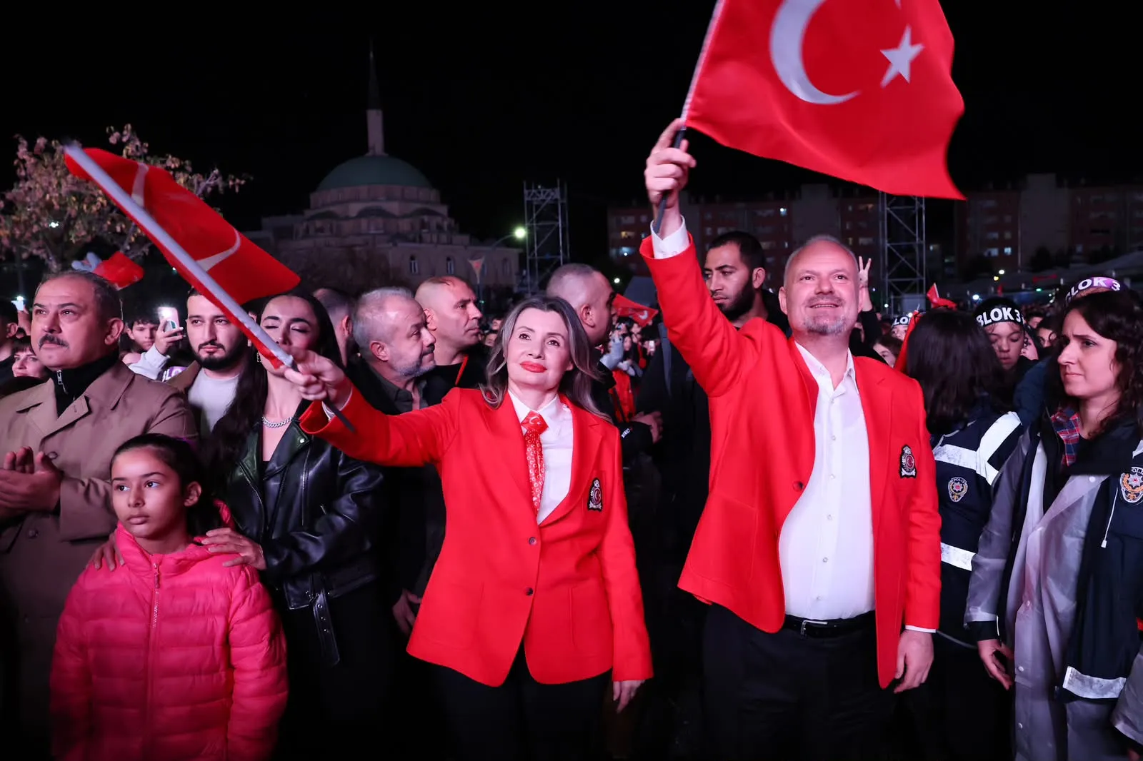 Eşi Filiz Pehlivan ile birlikte vatandaşları selamlayan Menemen Belediye Başkanı Aydın Pehlivan, Cumhuriyet Marşları söyledi.