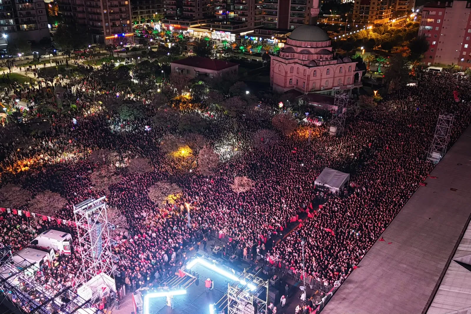 On binlerce vatandaş konser alanına akın etti.