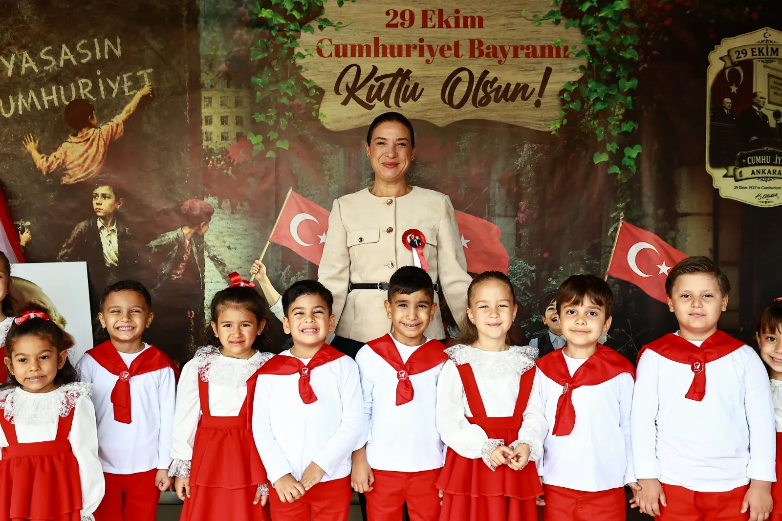 Efes Selçuk Belediye Başkanı Filiz Ceritoğlu Sengel, miniklerle hatıra fotoğrafı çektirdi.