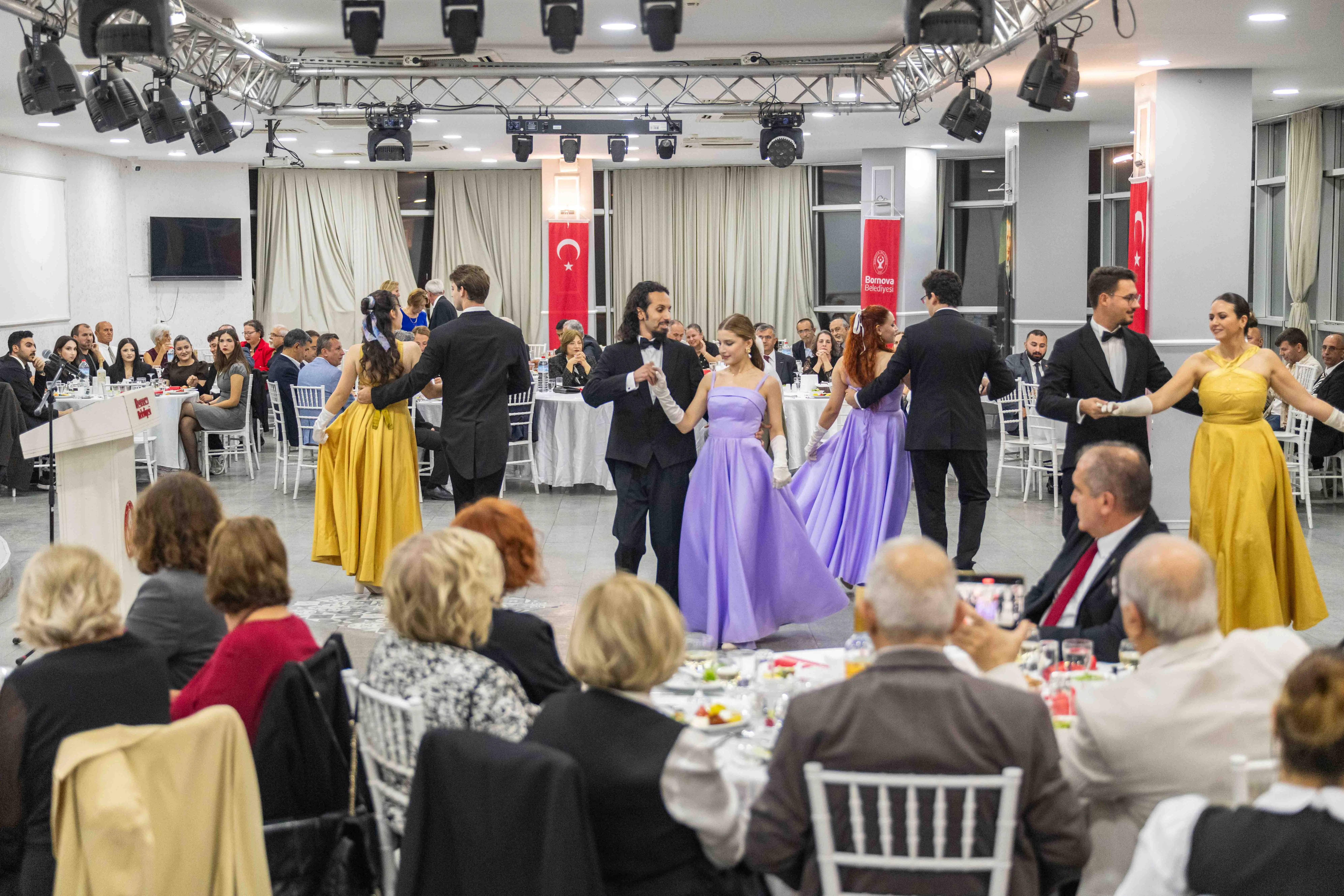 Ege Üniversitesi Viyana Valsi Topluluğu’nun sergilediği performans davetlilerden büyük alkış aldı.
