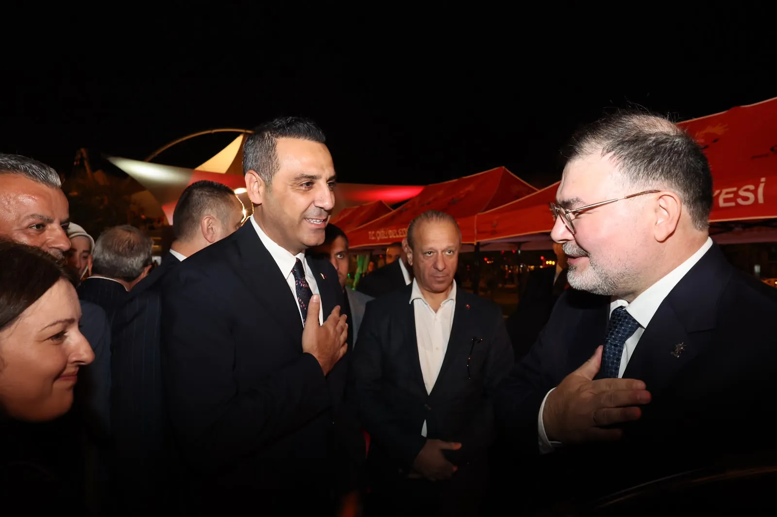 Çiğli Belediyesi tarafından düzenlenen 29 Ekim resepsiyonuna da katılan AK Parti İzmir İl Başkanı Bilal Saygılı, Çiğli Belediye Başkanı Onur Emrah Yıldız ile birlikte Cumhuriyet coşkusunu yaşadı.