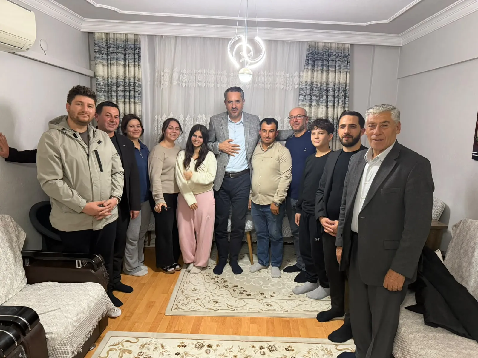 AK Parti Bayraklı İlçe Başkanı Tarkan Düzman, saha çalışmaları kapsamında yeni üye olan vatandaşları evlerinde ziyaret etti.