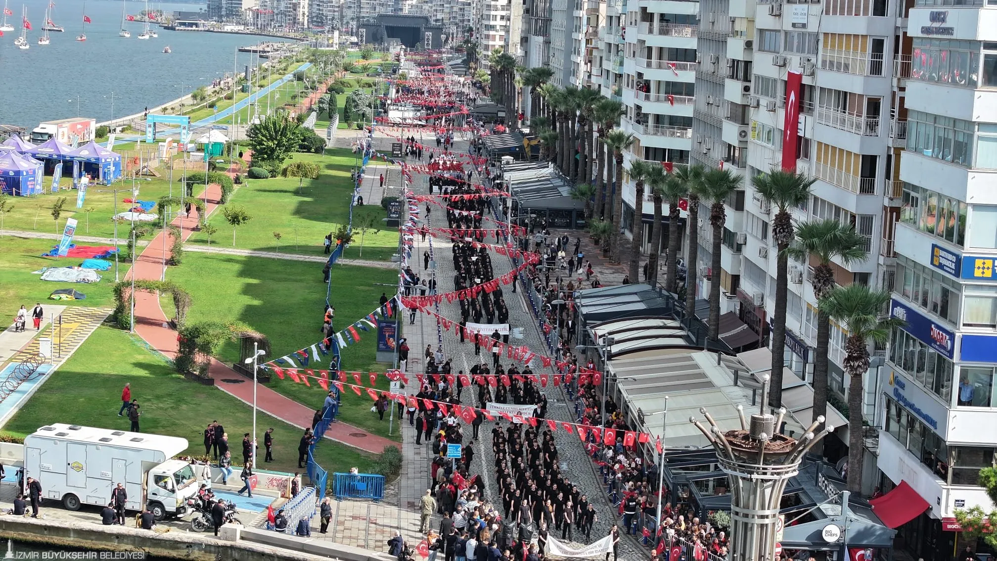 Cumhuriyet Meydanı'ndaki törene İzmirli vatandaşlar büyük ilgi gösterdi.