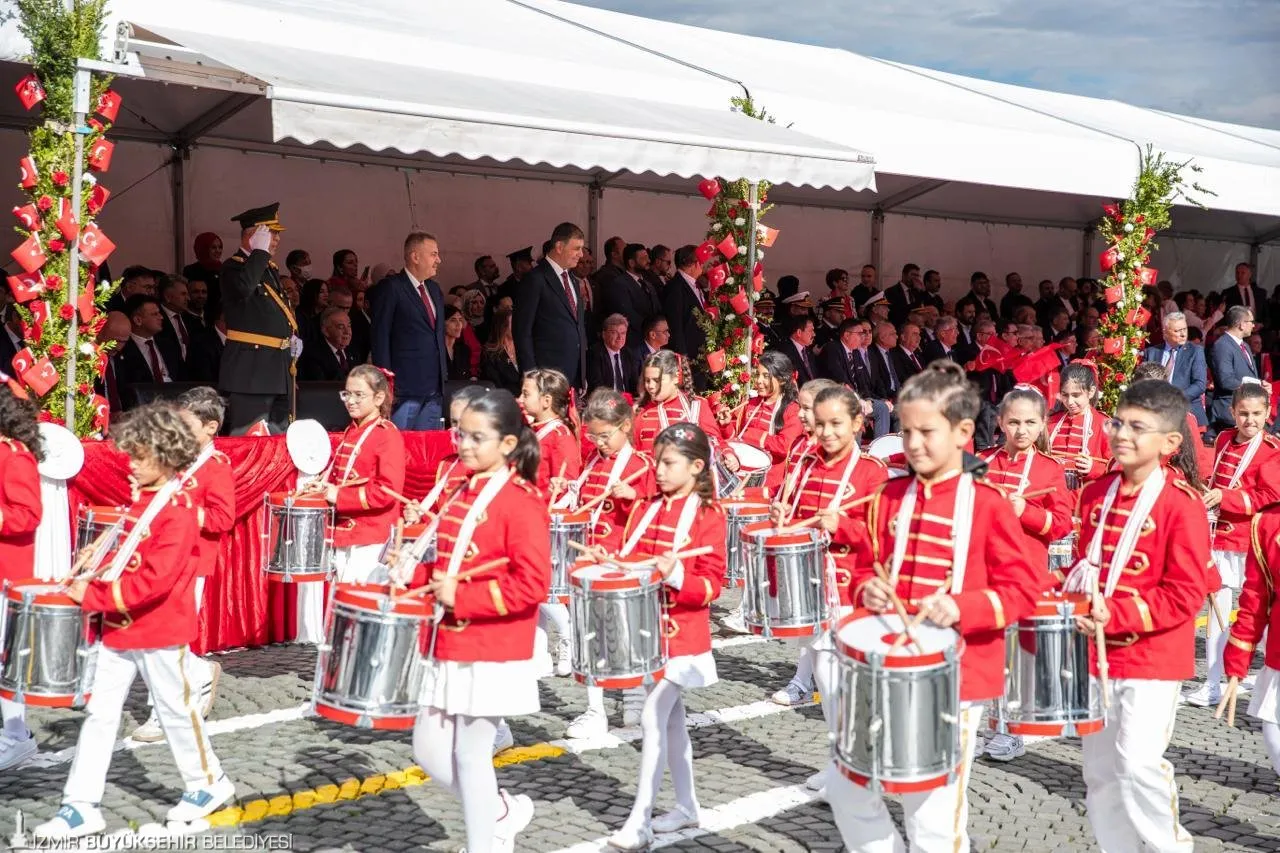 Minik bandocular geçit töreninde ilgi odağı oldu.