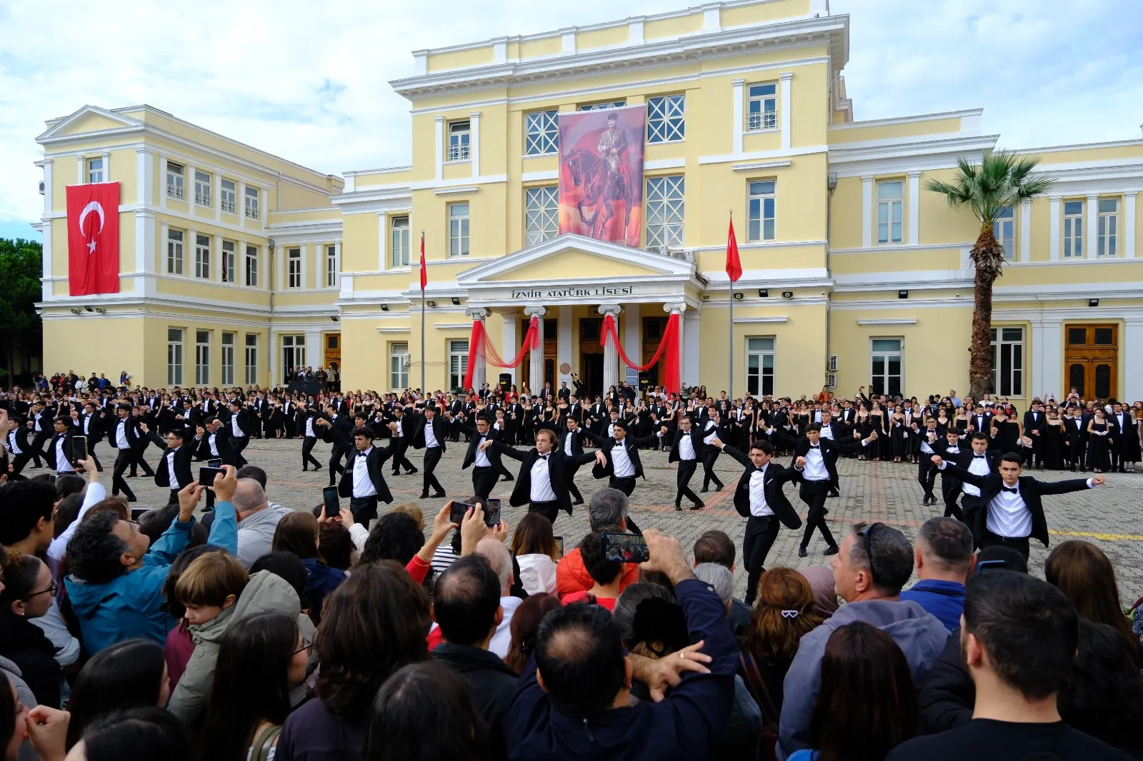 İzmir Atatürk Lisesi öğrencileri, her yıl düzenledikleri geleneksel dans gösterisini bir kez daha hayata geçirdi.