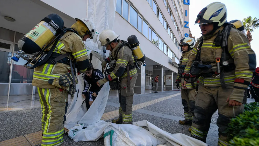 İzmir İtfaiyesi’nden nefes kesen tatbikat: Zamana karşı yarış
