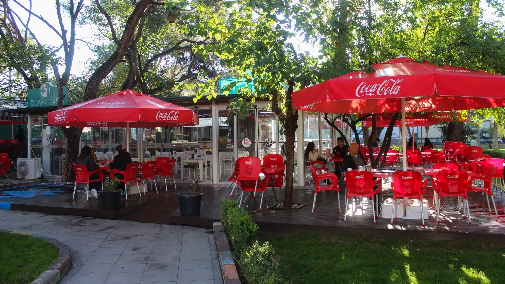 Bornova’da engelleri aşan buluşma noktası: +1 Down Kafe yenilenen yüzüyle hizmette