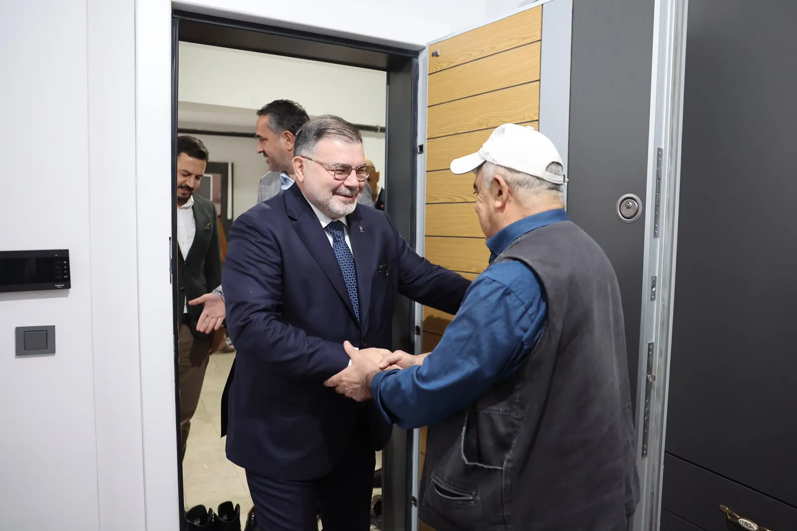 AK Parti İl Başkanı Bilal Saygılı, Bayraklı'da depremzede aileleri ziyaret etti.
