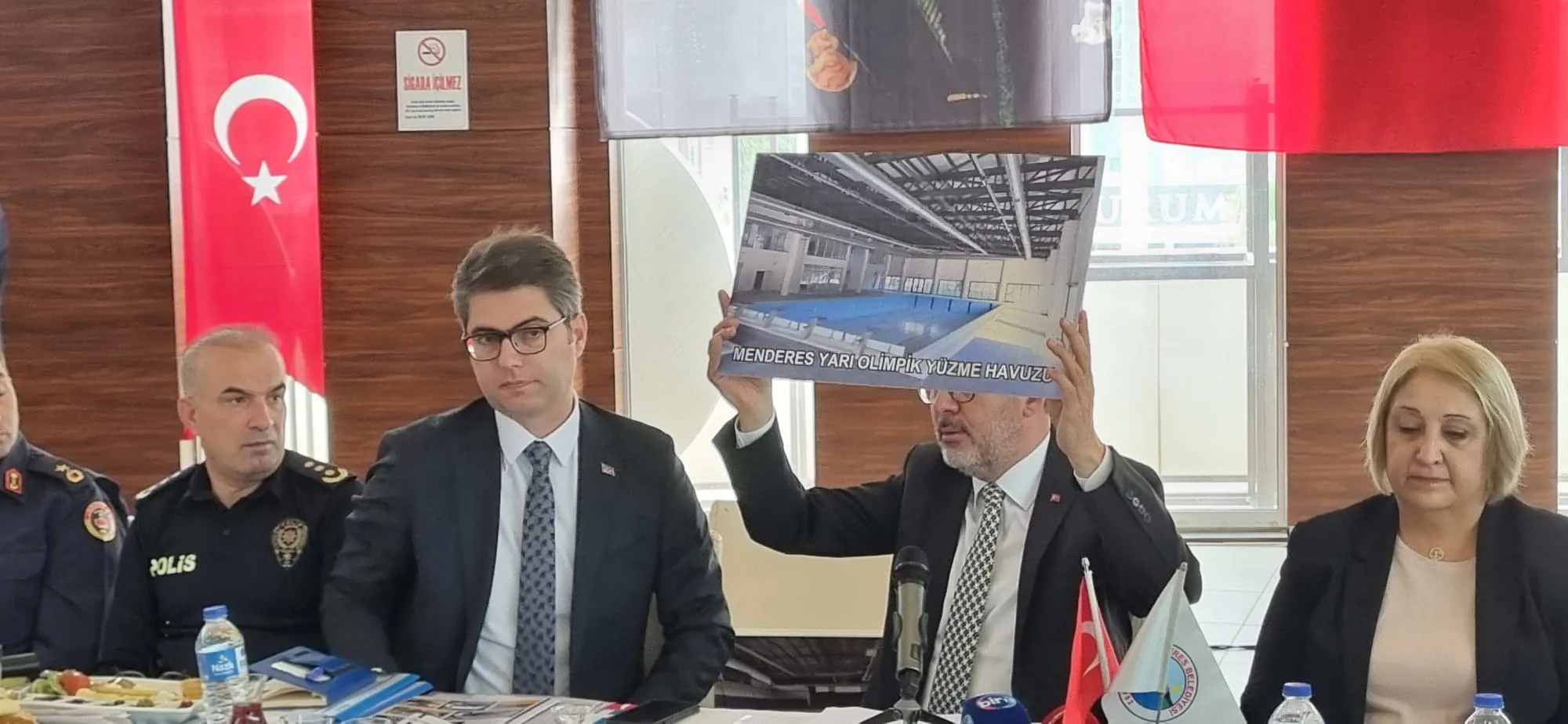 AK Parti İzmir Milletvekili Mehmet Muharrem Kasapoğlu, Menderes yarı Olimpik Yüzme Havuzu'nu tanıttı.