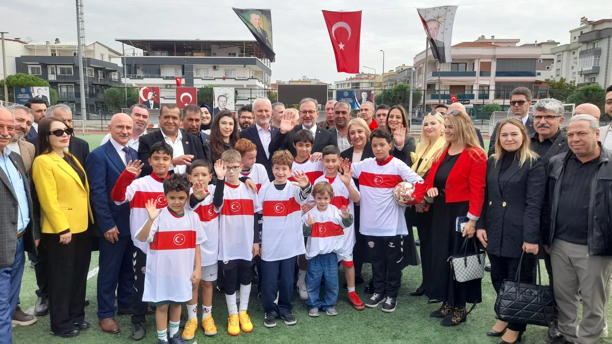 AK Parti İzmir Milletvekili Mehmet Muharrem Kasapoğlu, vatandaşlarla birlikte Menderes İlçe Stadı'nı gezdi.