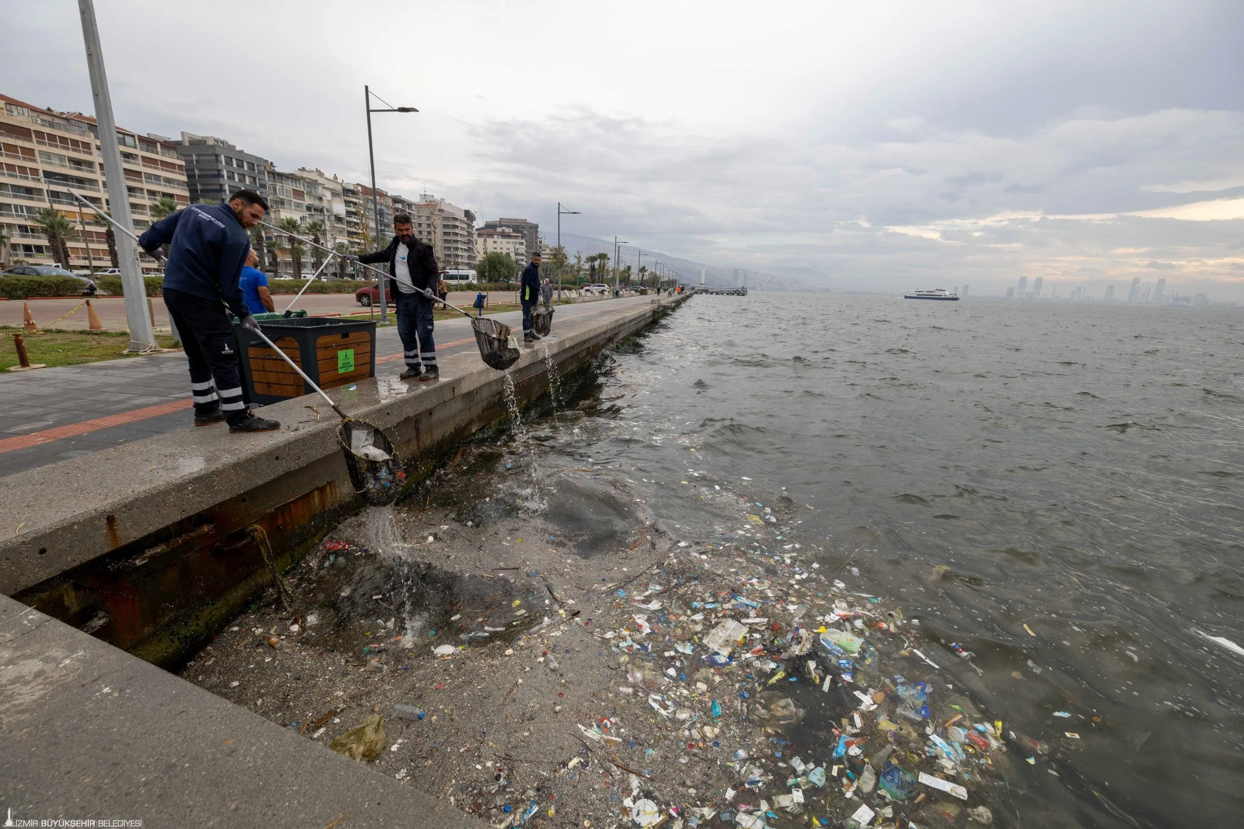İzmir Körfezi'nde yüzey temizleme çalışmaları devam ediyor.