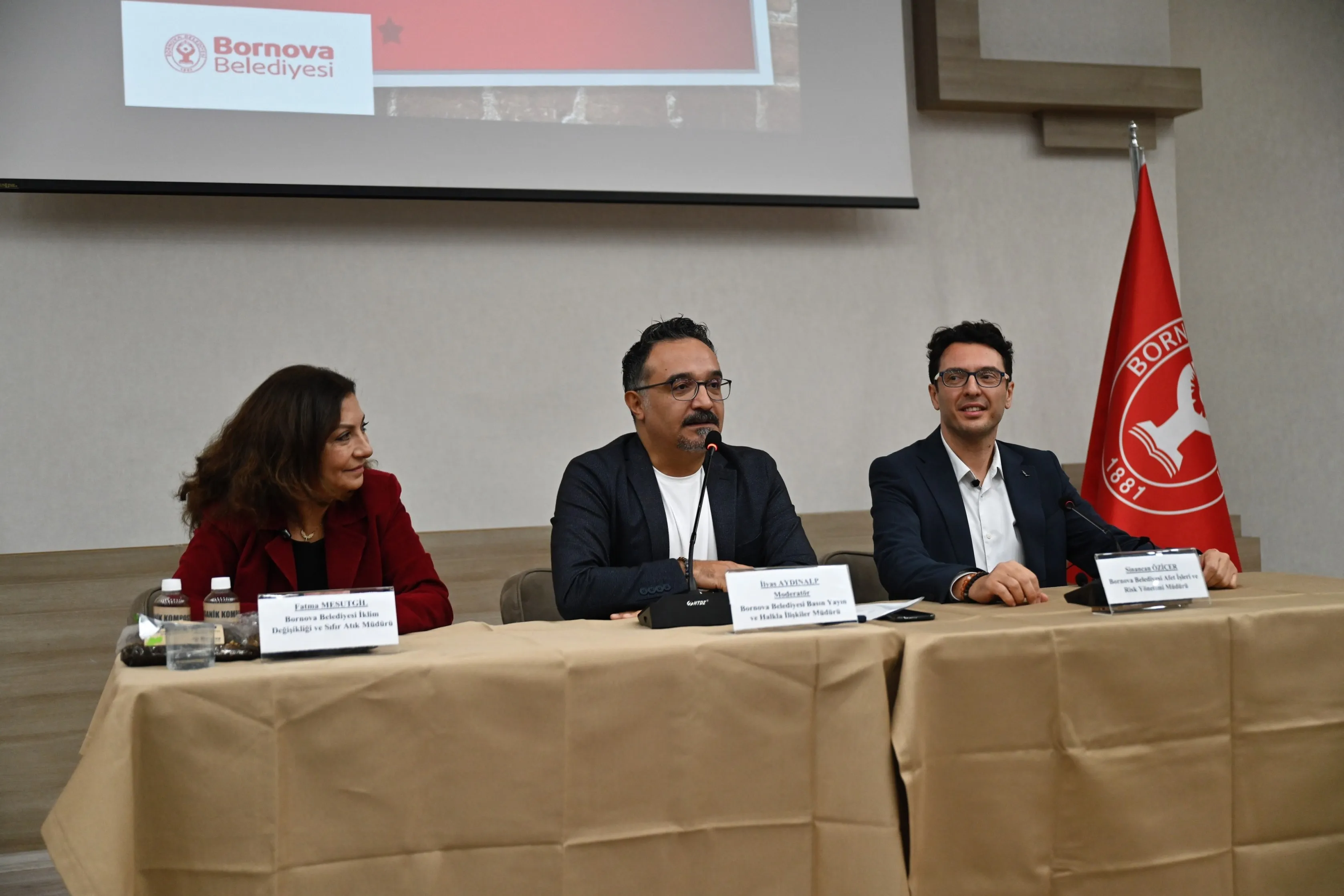 Bornova Belediyesi Nevzat Kavalar Kültür Merkezi'nde düzenlenen panelde, Basın Yayın ve Halkla İlişkiler Müdürü İlyas Aydınalp’in moderatörlüğünde gençlere afet ve çevre bilinci aktarıldı.
