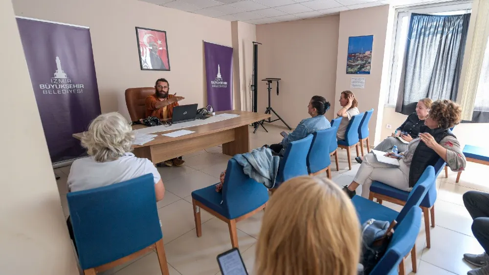 İzmir’de yazarlık yolculuğu başladı
