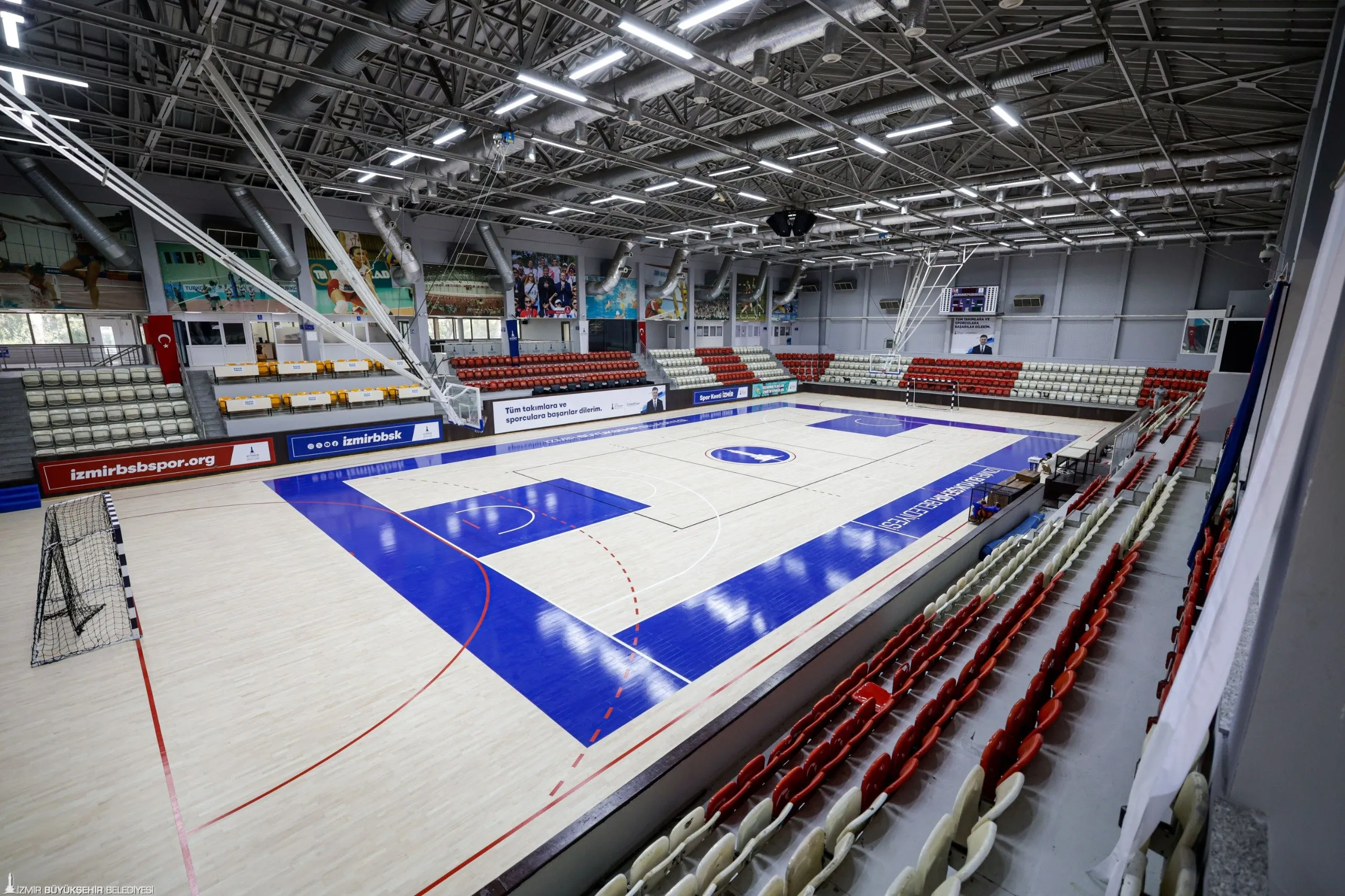 İzmir Büyükşehir Belediyesi, Kültürpark’taki Celal Atik Spor Salonu’nu baştan aşağı yeniledi