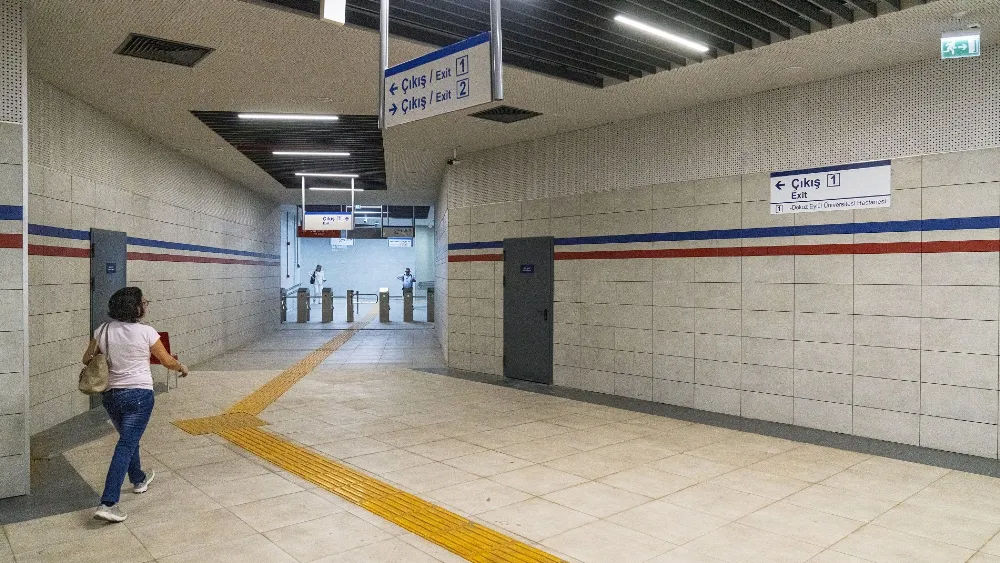 İzmir Metrosu’ndan Dokuz Eylül Hastanesi’ne kesintisiz yaya tüneli açıldı