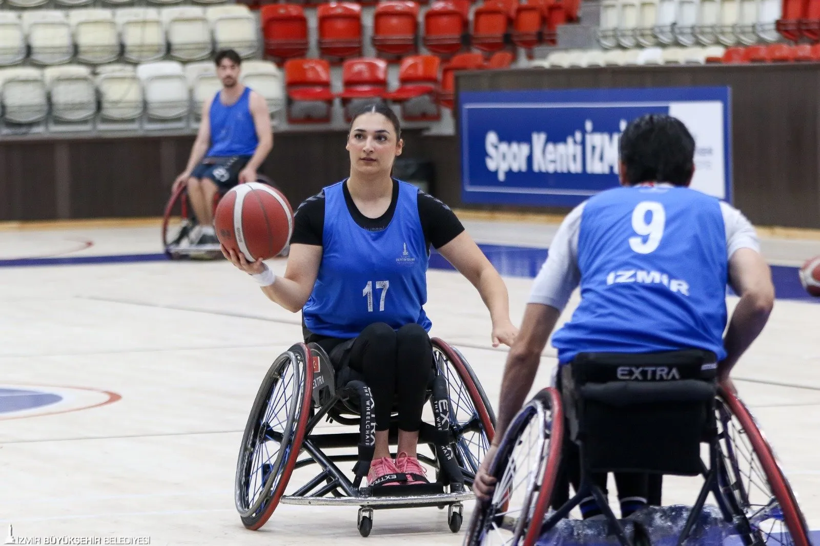 kurulduğu günden bu yana Süper Lig'in gediklisi olan İzmir BŞB Tekerlekli Basketbol Takımı, yeni sezonda yine şampiyonluk hedefliyor.