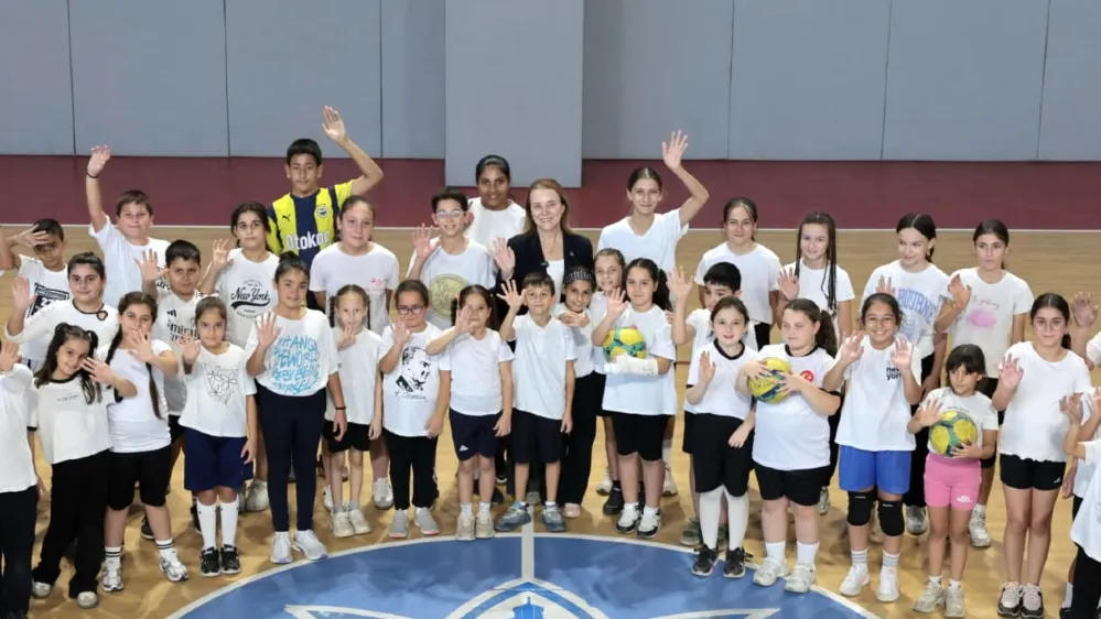 Kış Spor Okulları’nda çocuklarla buluşan Mutlu: Ücretsiz hizmetlerimizle yanlarında olmaya devam edeceğiz