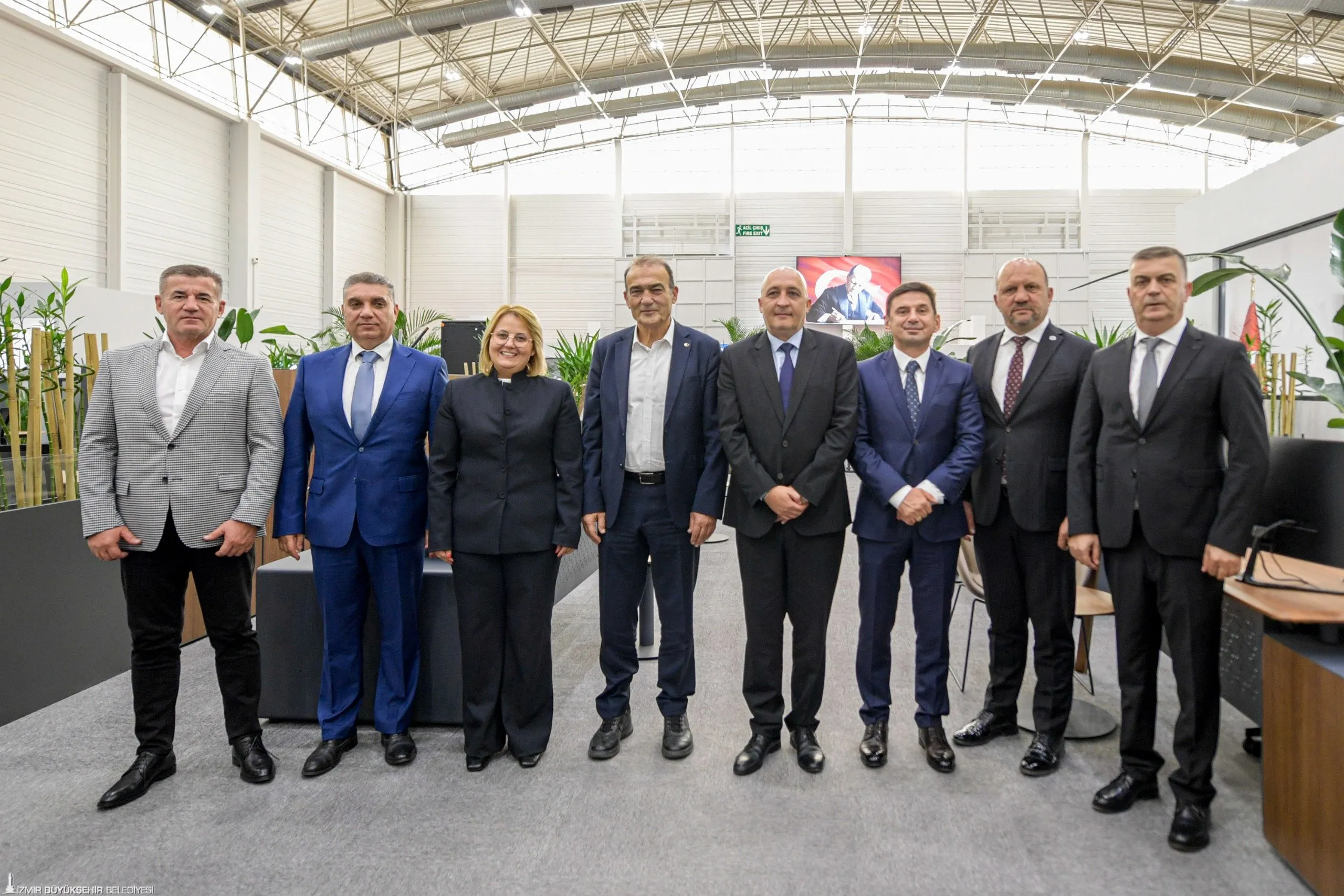 Kırcaeli Belediye Başkanı Erol Mümün ve beraberindeki heyet, İzmir Büyükşehir Belediye Başkan Vekili Levent Yıldır'ı ziyaret etti.