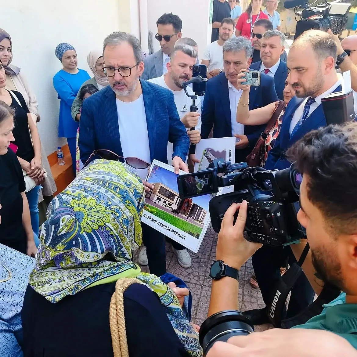 Önceki dönem Gençlik ve Spor Bakanı ve AK Parti İzmir Milletvekili Mehmet Muharrem Kasapoğlu, 21 Ağustos 2026'da gerçekleştirdiği Gaziemir ziyareti sırasında Gençlik Merkezi müjdesini vermişti.