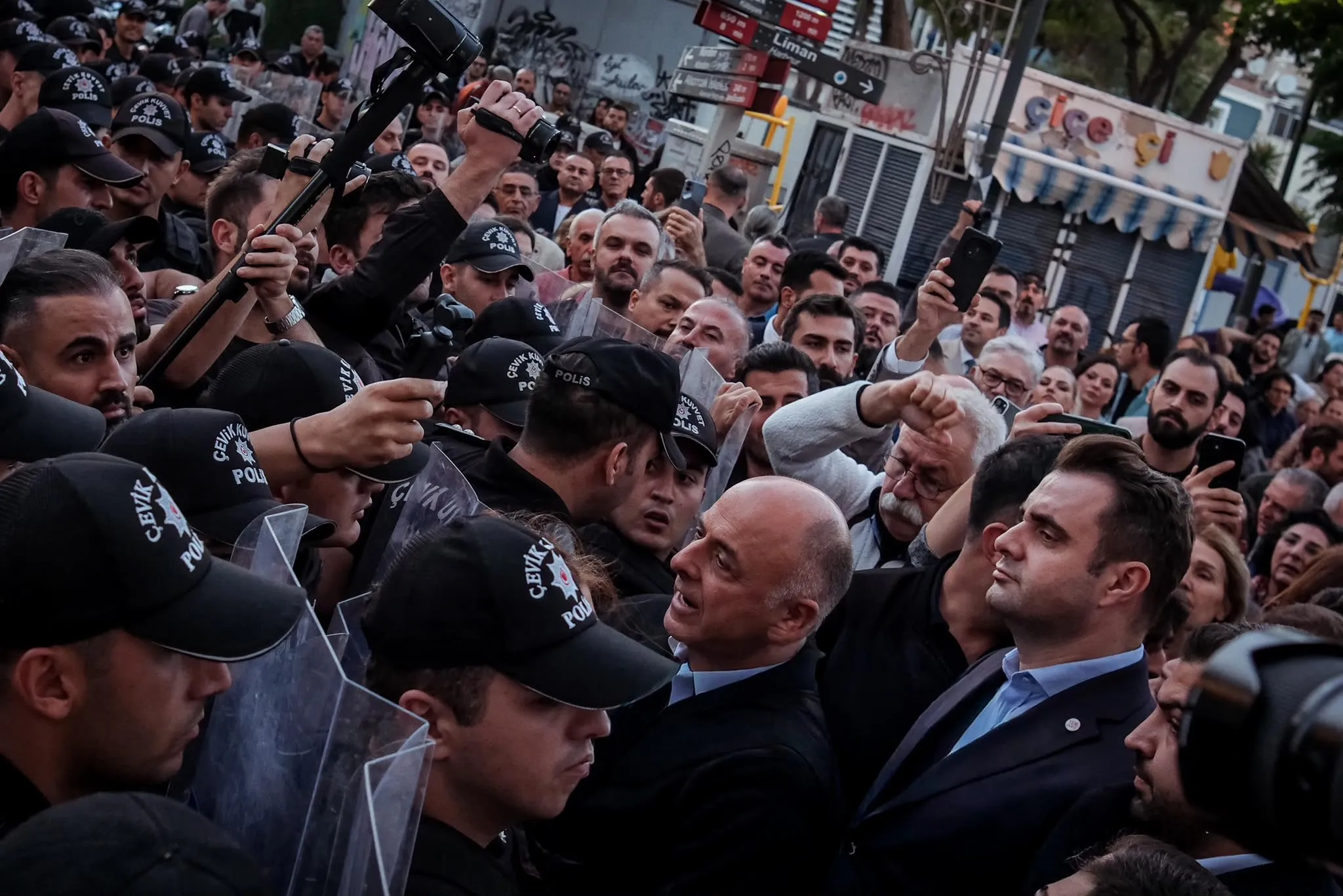 Yeni Parti İzmir İl Başkanı Çağatay Güç, siyasiler ve vatandaşın dün Alsancak'taki yürüyüş eylemi güvenlik güçlerinin müdahalesi sonrası gerçekleştirilememişti.