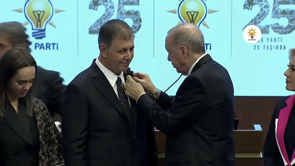 Cemil Tugay resmen AK Parti’de, rozeti Cumhurbaşkanı Erdoğan taktı