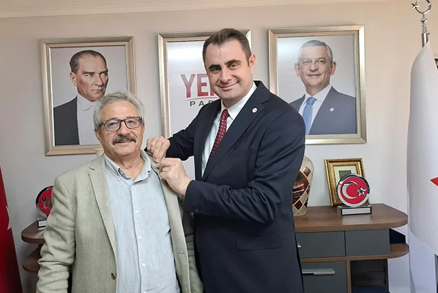 Tire Belediye ve Büyükşehir Belediye Meclis Üyesi Hidayet Petin de YENİ Parti rozeti taktı.