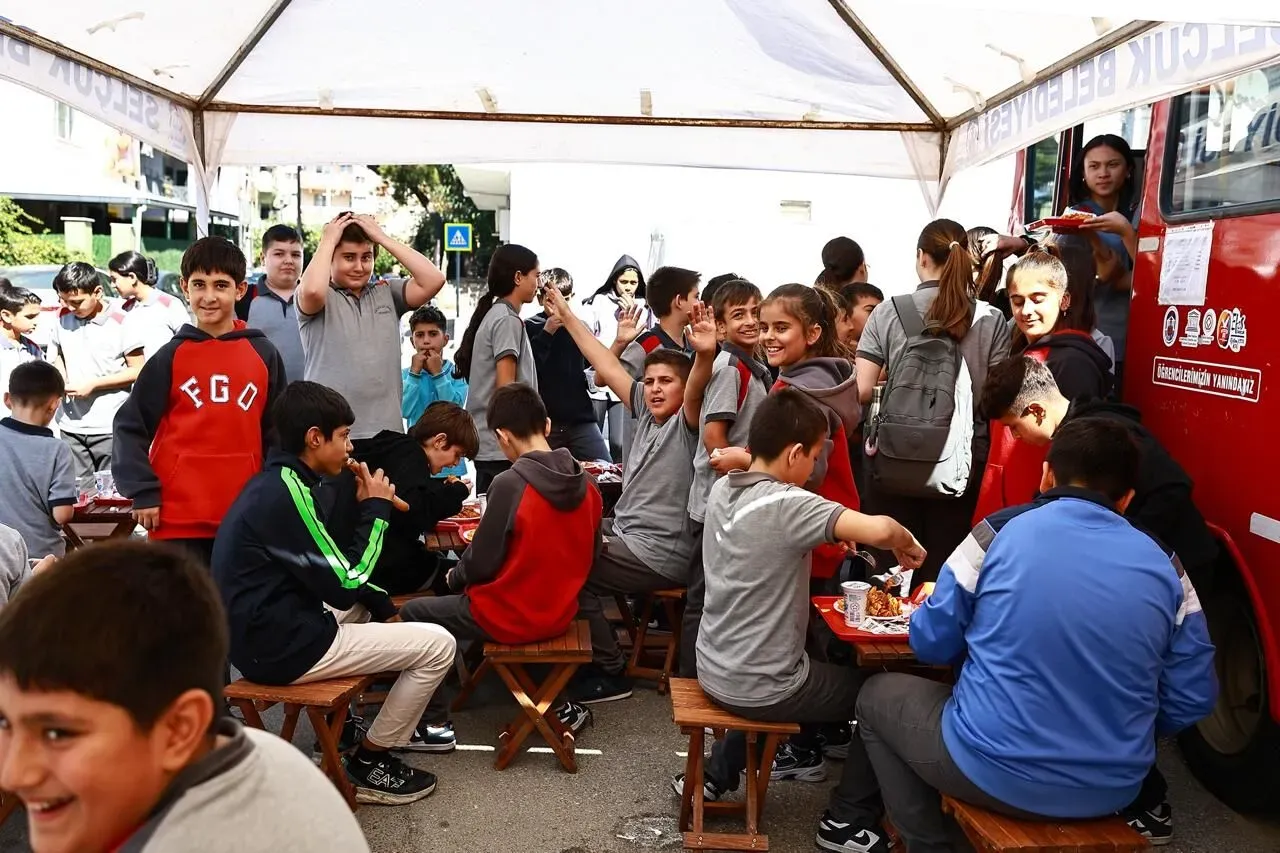Kent Lokantası Öğrenci Otobüsünde öğrenciler