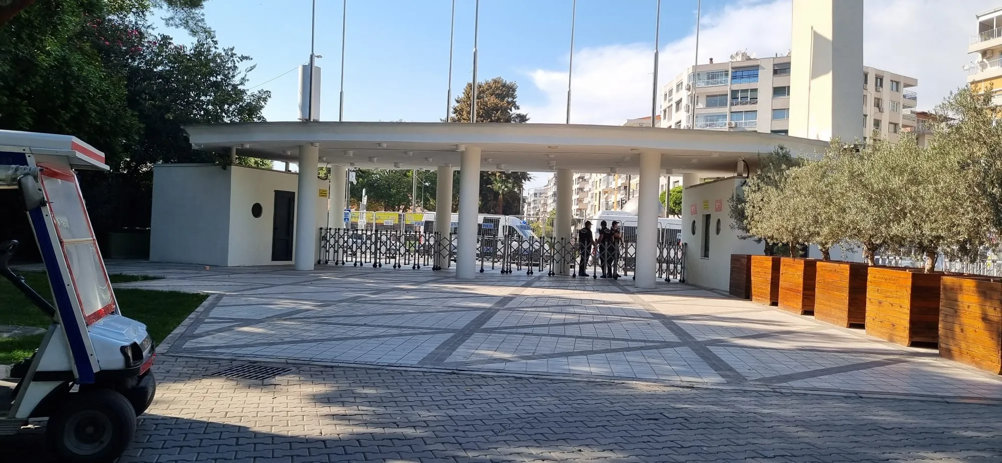 Lozan Meydanı'nda alınan güvenlik önlemlerinin akşam saatlerinde fuarın tüm girişlerinde uygulanması bekleniyor.
