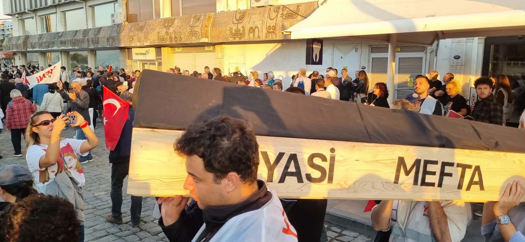 Vatandaşlar İzmir Büyükşehir Belediye Başkanı Cemil Tugay'ı temsili tabutla protesto etti.