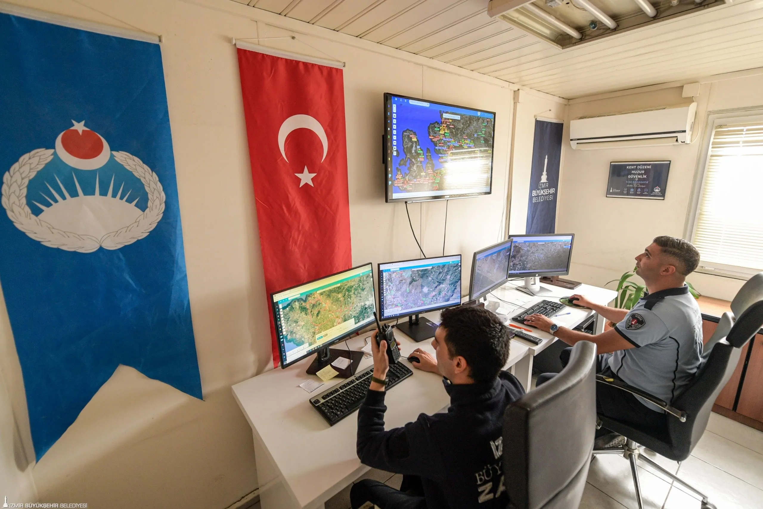 İzmir Ulaşım Merkezi’ne (İZUM) ait stratejik noktalardaki yaklaşık 114 kamera da kaçak dökümlerin tespit edilmesi amacıyla kullanılıyor.