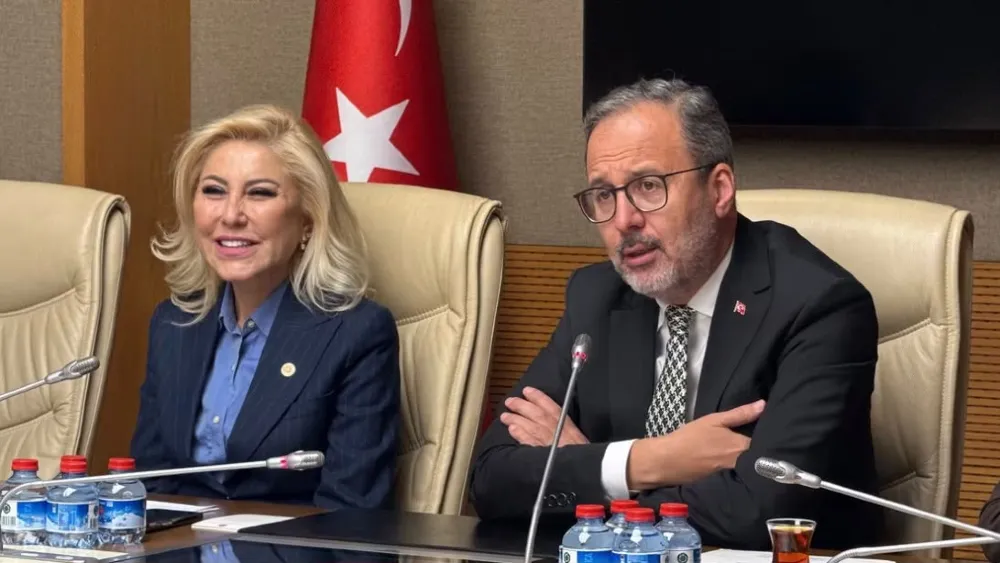 İzmir Ekonomi Üniversitesi Siyaset Platformu Kulübü’nden TBMM ziyareti; Gençler Bursalı Aksoy ve Kasapoğlu ile bir araya geldi