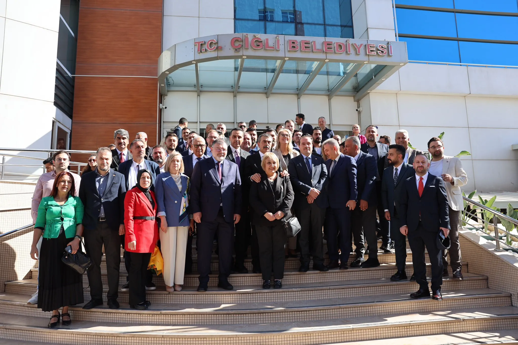 Programda İzmir Valisi Süleyman Elban, AK Parti İzmir İl Başkanı Bilal Saygılı, İzmir milletvekilleri Ceyda Bölünmez Çankırı ve Yaşar Kırkpınar ile Menderes Belediye Başkan Vekili Asuman Şen de yer aldı.